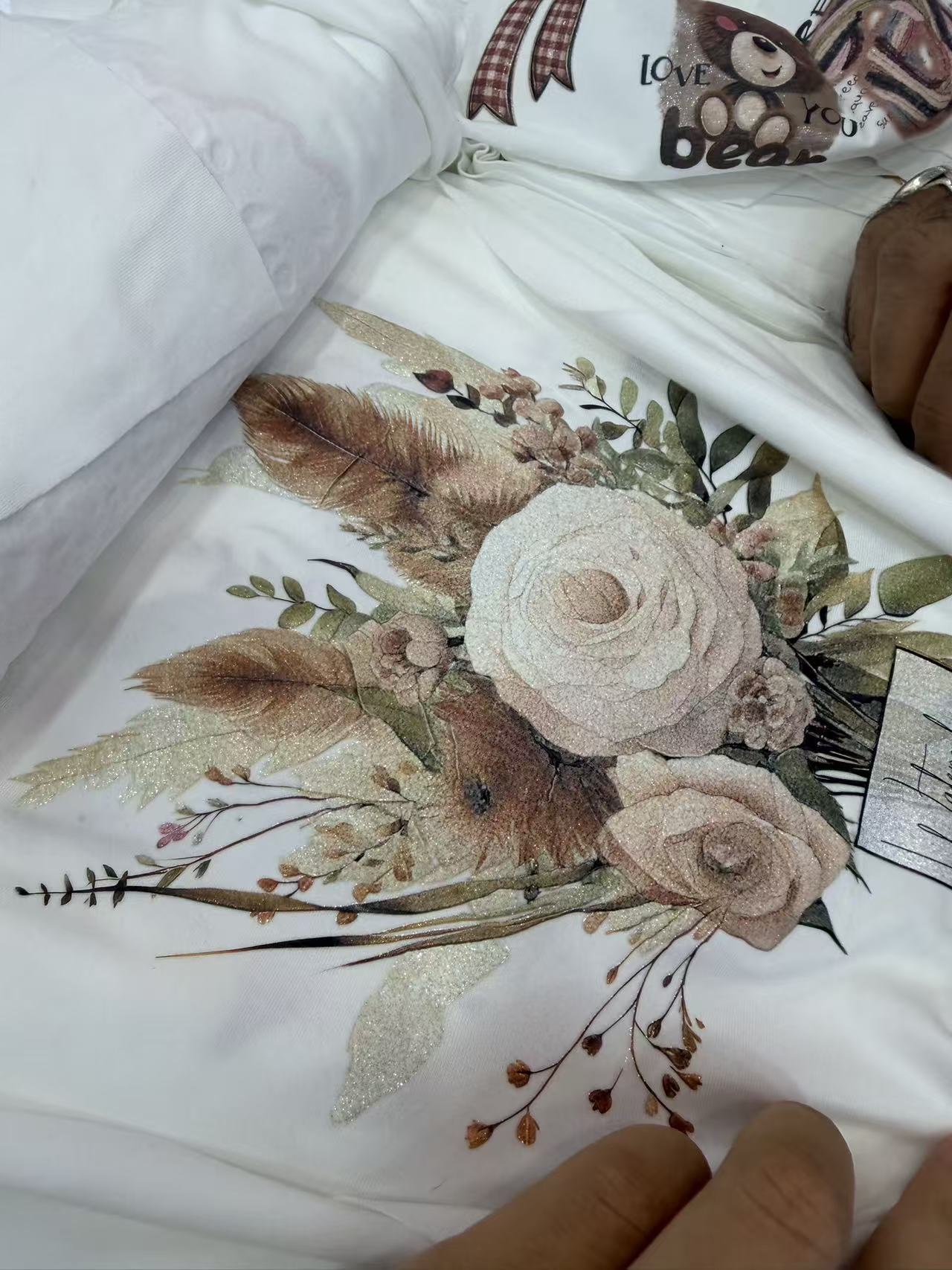 Feather and rose sparkle print